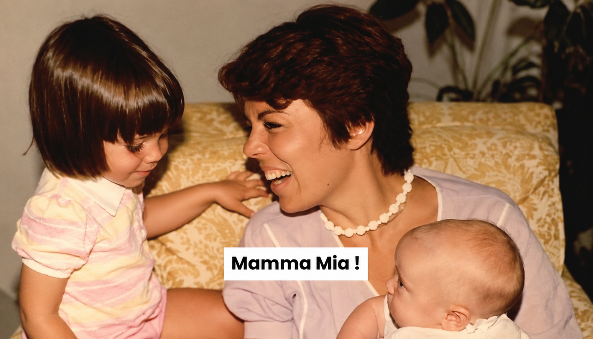 Maman souriante avec ses deux enfants