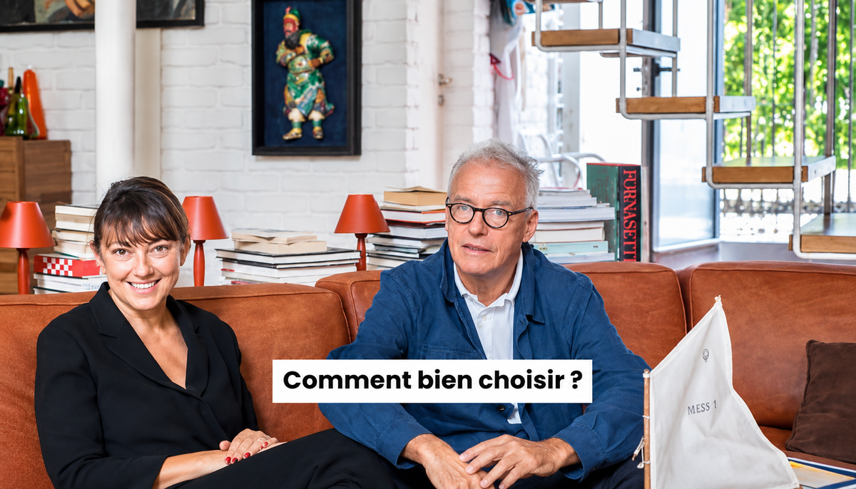 Couple assis dans un salon décoré avec affiches, livres et mobilier vintage
