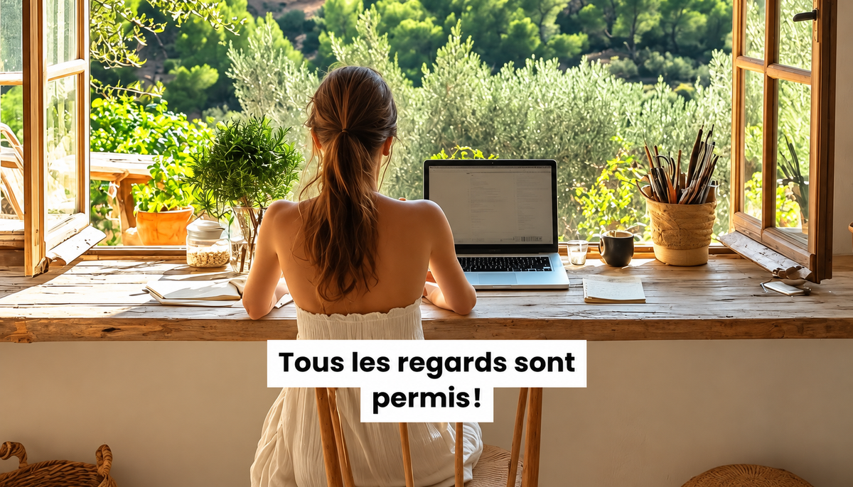 Coin bureau lumineux face à une grande fenêtre ouverte sur la nature, créant un point focal dans la décoration intérieure