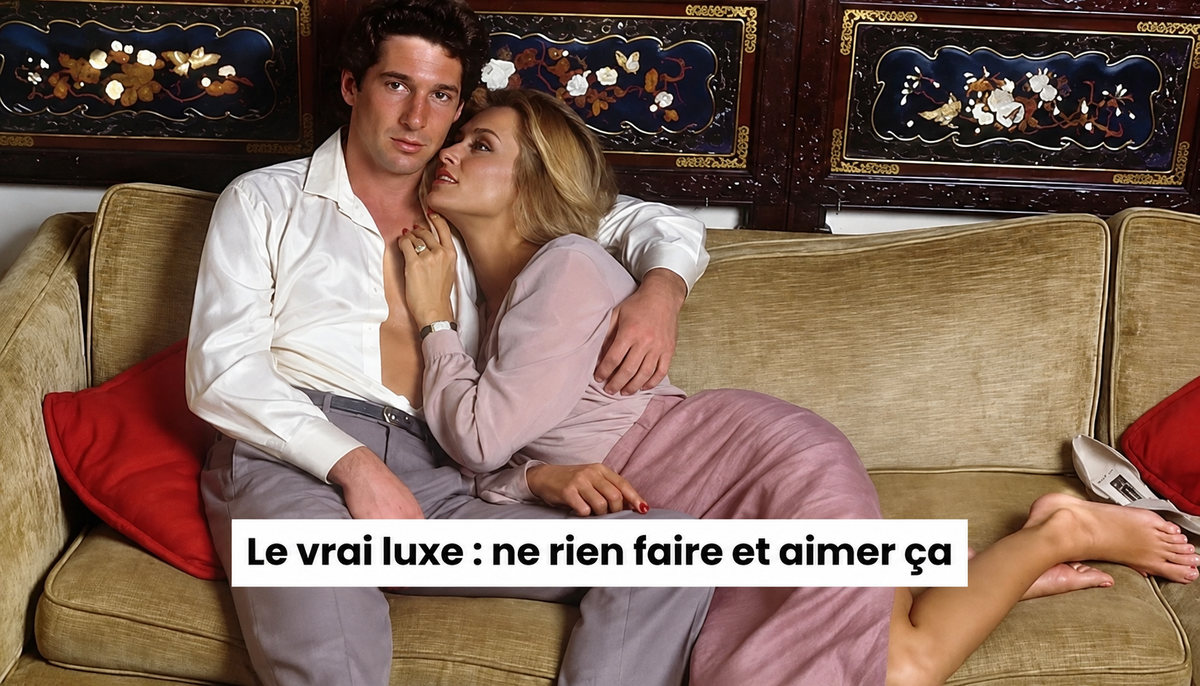 Couple enlacé sur un canapé dans un intérieur cosy – Le vrai luxe : ne rien faire et aimer ça