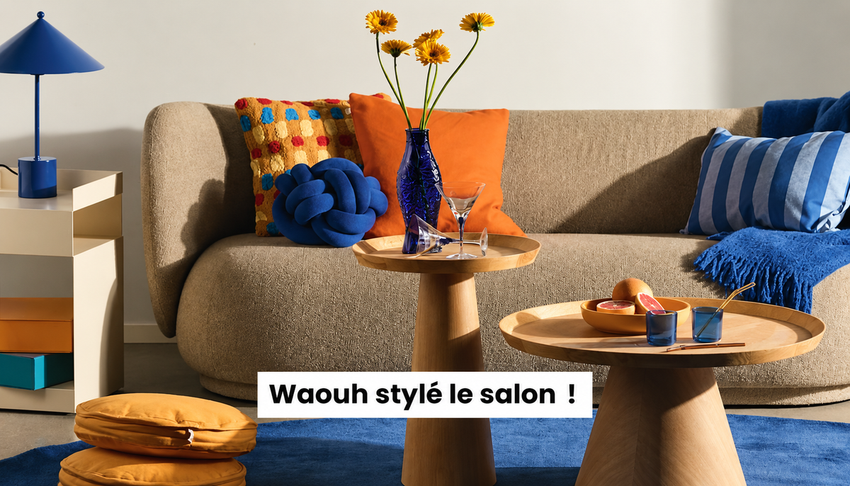 Salon tendance coloré avec canapé beige, tables en bois et décoration bleue et orange