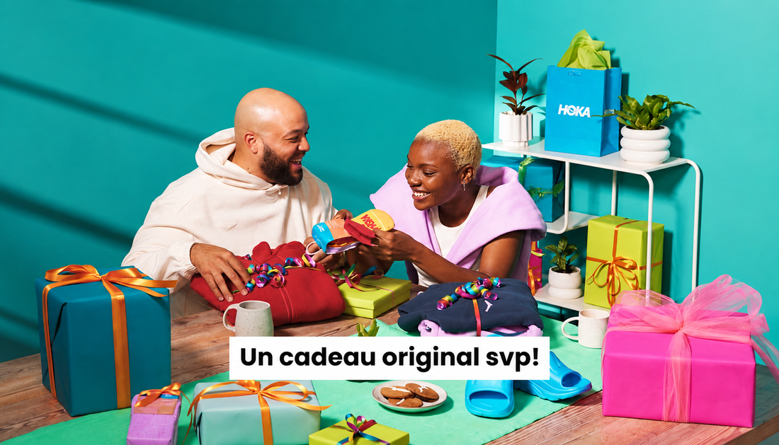 Deux personnes souriantes entourées de cadeaux colorés