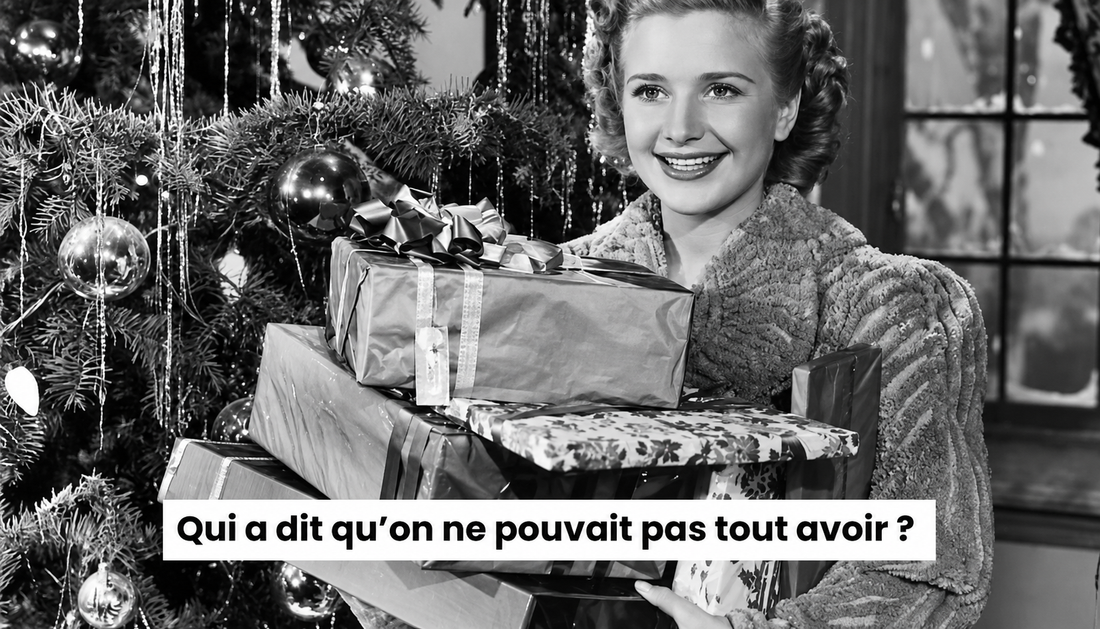 Femme souriante portant plusieurs cadeaux devant un sapin de Noël