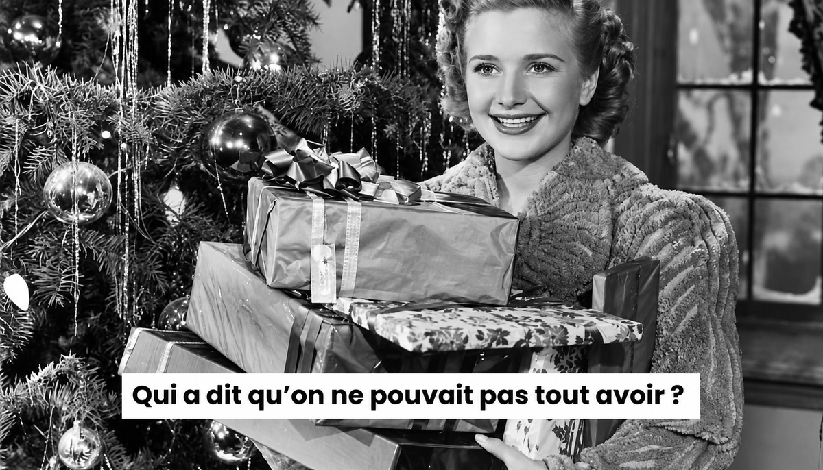 Femme souriante portant plusieurs cadeaux devant un sapin de Noël