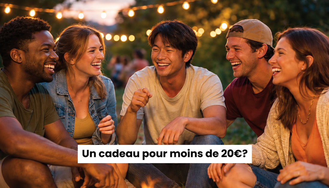 Groupe d’amis riant ensemble lors d’une soirée en plein air