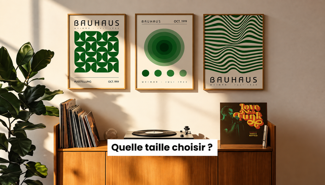 Trois affiches Bauhaus vertes encadrées au-dessus d’un meuble vintage avec platine vinyle et plantes
