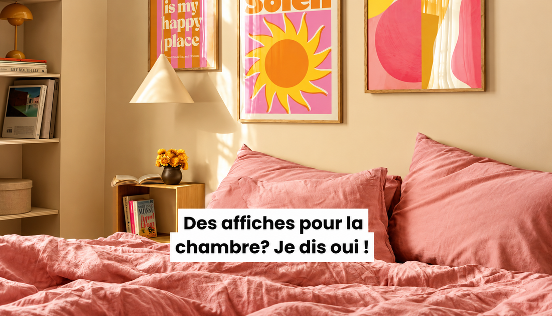 Chambre chaleureuse avec literie rose et affiches colorées encadrées au-dessus du lit