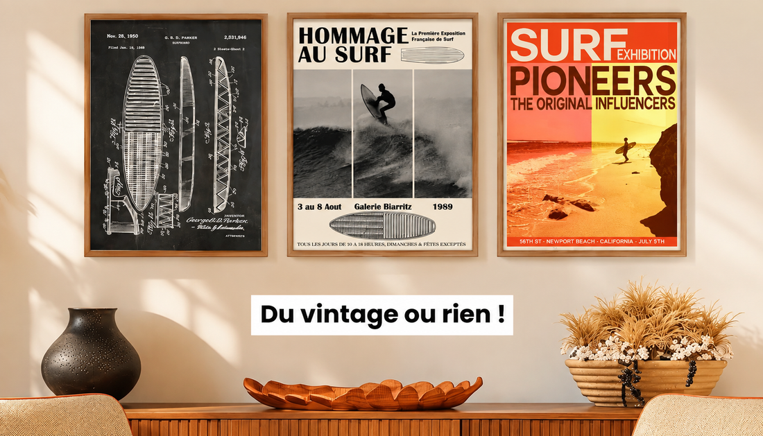 Trois affiches vintage sur le thème du surf encadrées dans une décoration intérieure rétro