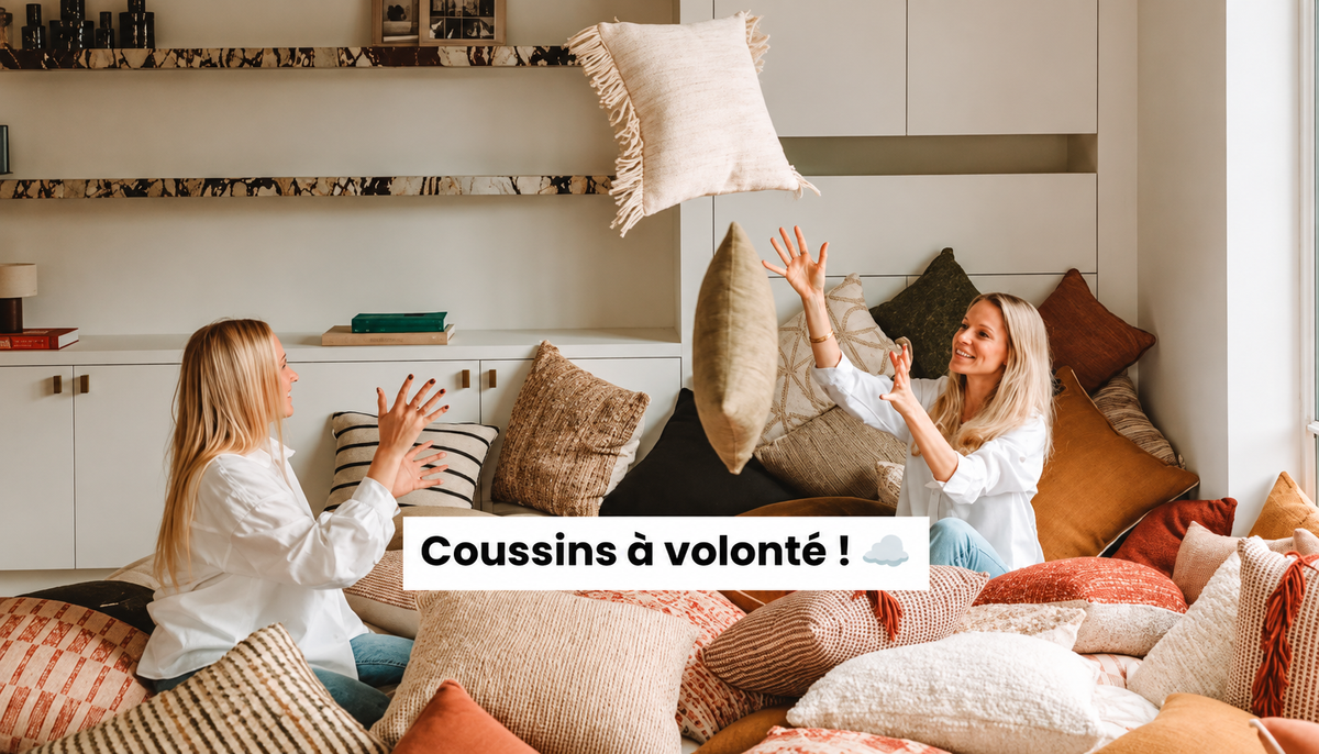 Salon chaleureux avec nombreux coussins de tailles, couleurs et matières variées pour une décoration harmonieuse