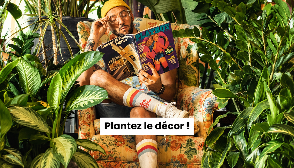 Coin détente entouré de nombreuses plantes vertes avec fauteuil vintage dans un intérieur végétal