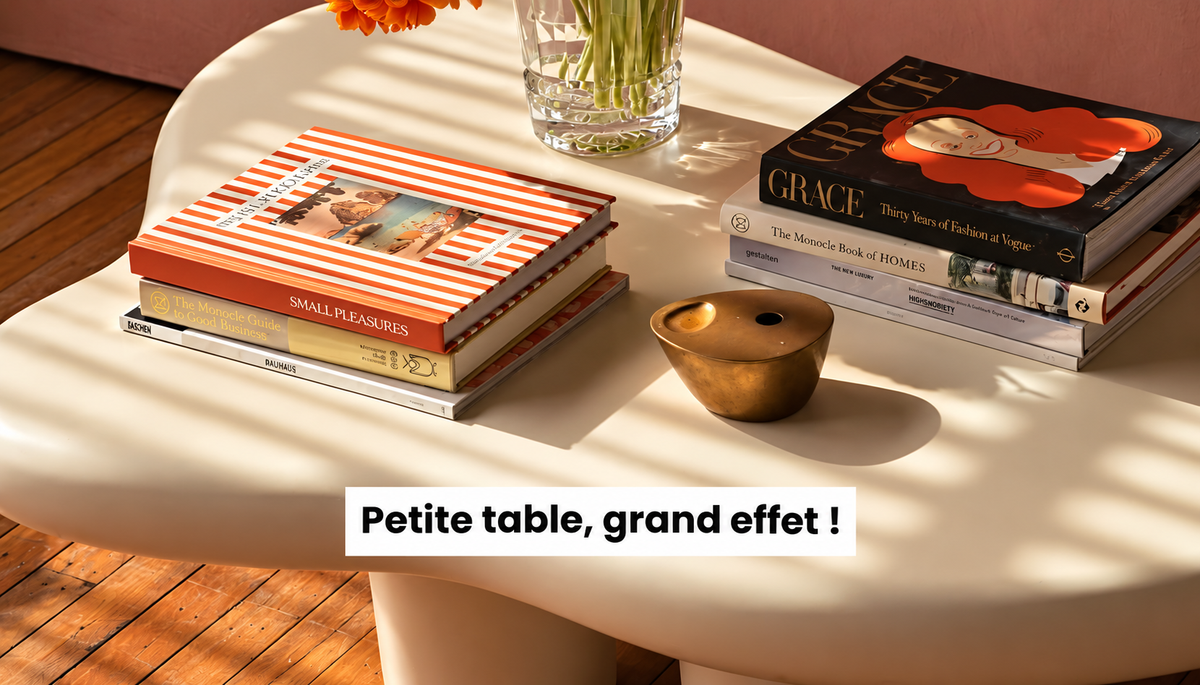 Table basse design décorée avec livres, vase de fleurs et objet décoratif dans un salon lumineux 