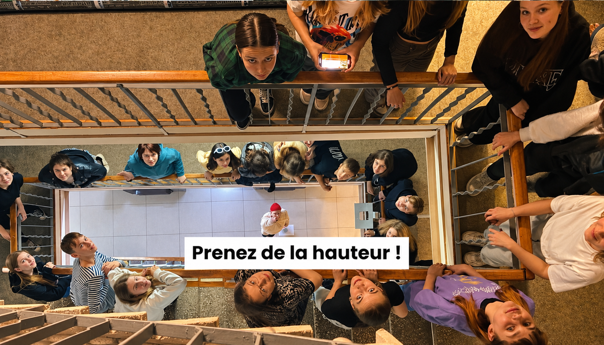 Vue en hauteur d’un escalier sur plusieurs niveaux illustrant une impression de hauteur et de profondeur