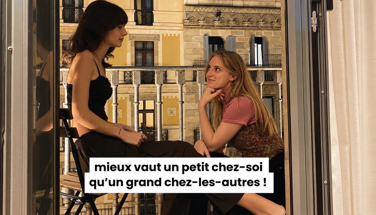 Deux amies discutant sur le balcon d’un petit appartement – décoration et aménagement des petits espaces