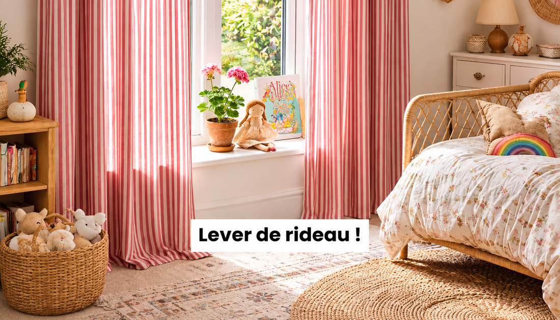 Chambre d’enfant lumineuse avec rideaux rayés roses, lit en rotin et décoration chaleureuse
