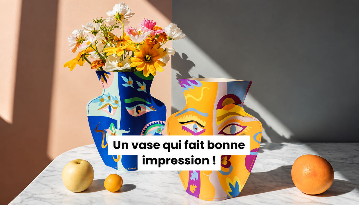 Vases décoratifs colorés en papier avec motifs artistiques et bouquet de fleurs sur une table