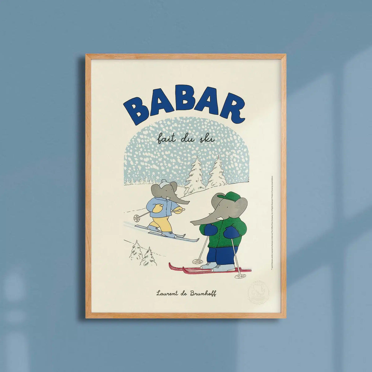 Affiche Babar fait du ski encadrée sur fond bleu pour décoration murale