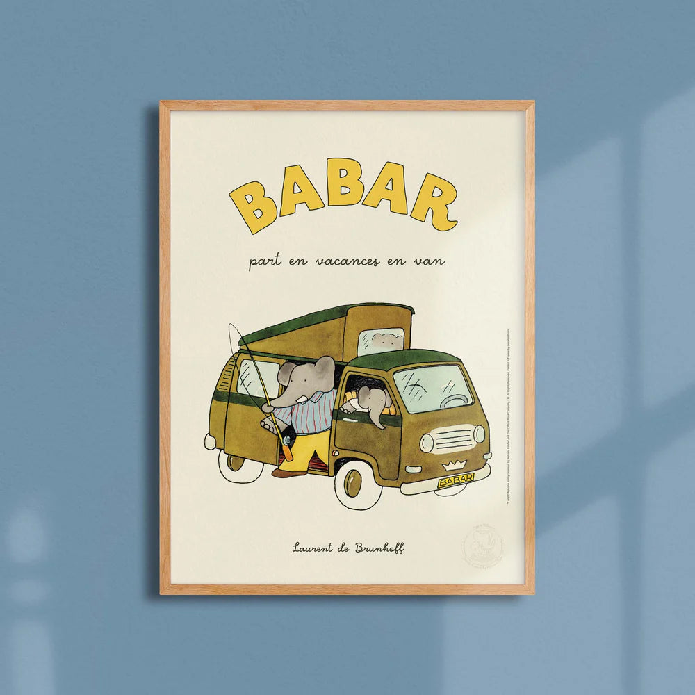 Affiche Babar part en vacances en van encadrée sur fond bleu