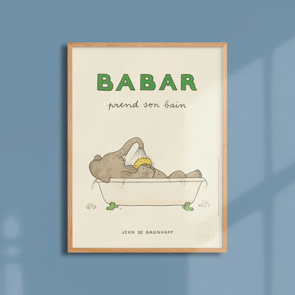 Affiche Babar prend son bain encadrée sur fond bleu