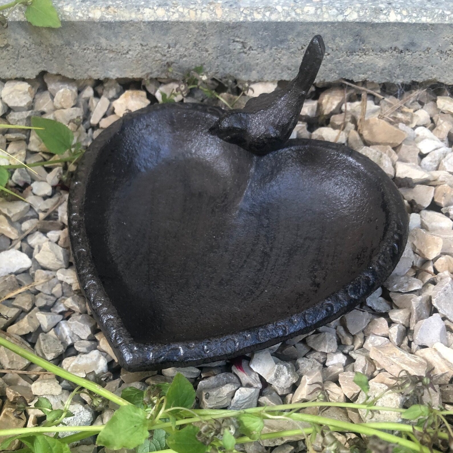Bain d'oiseaux en fonte cœur avec oiseau