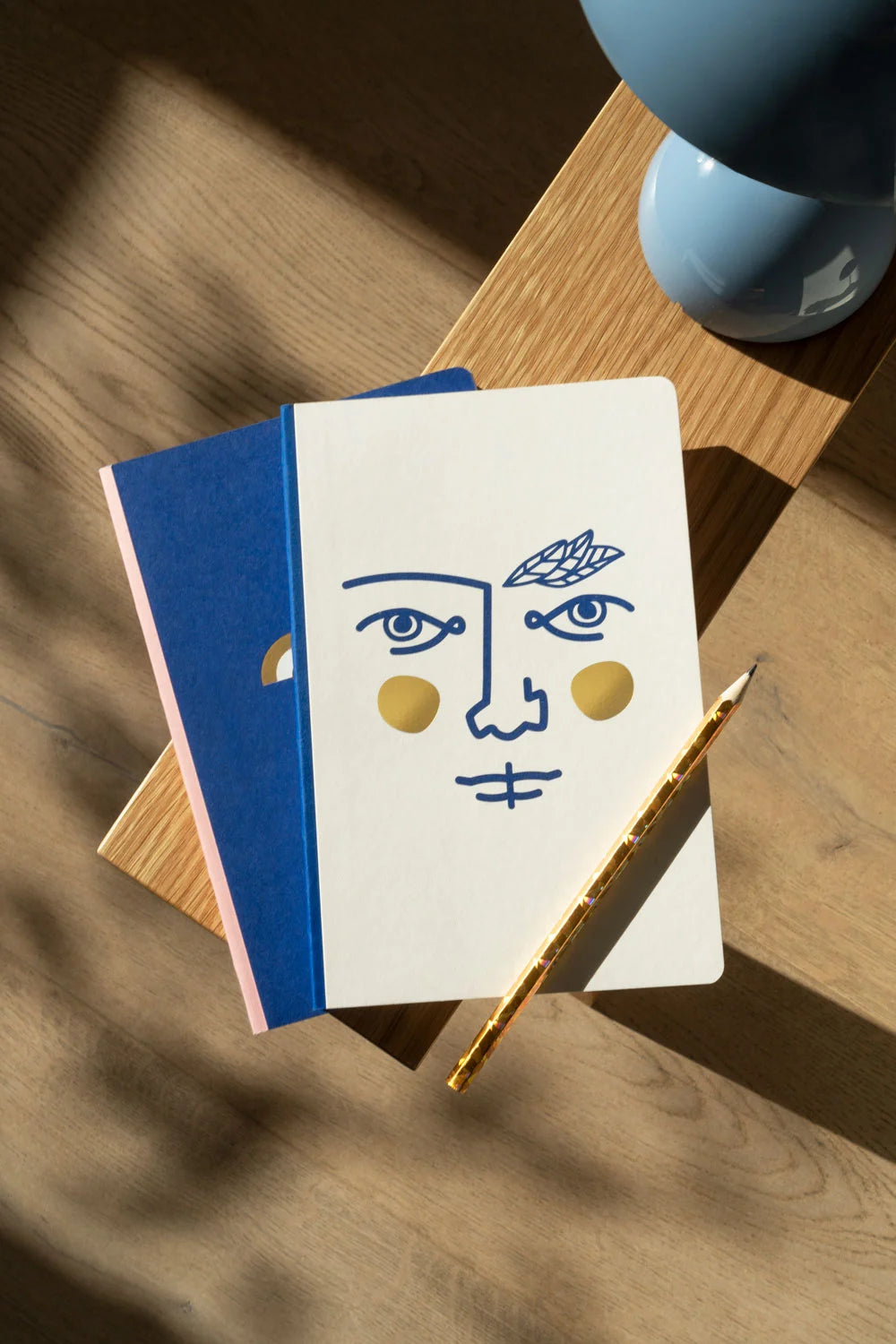 Carnet Janus A5 posé sur un bureau avec un crayon