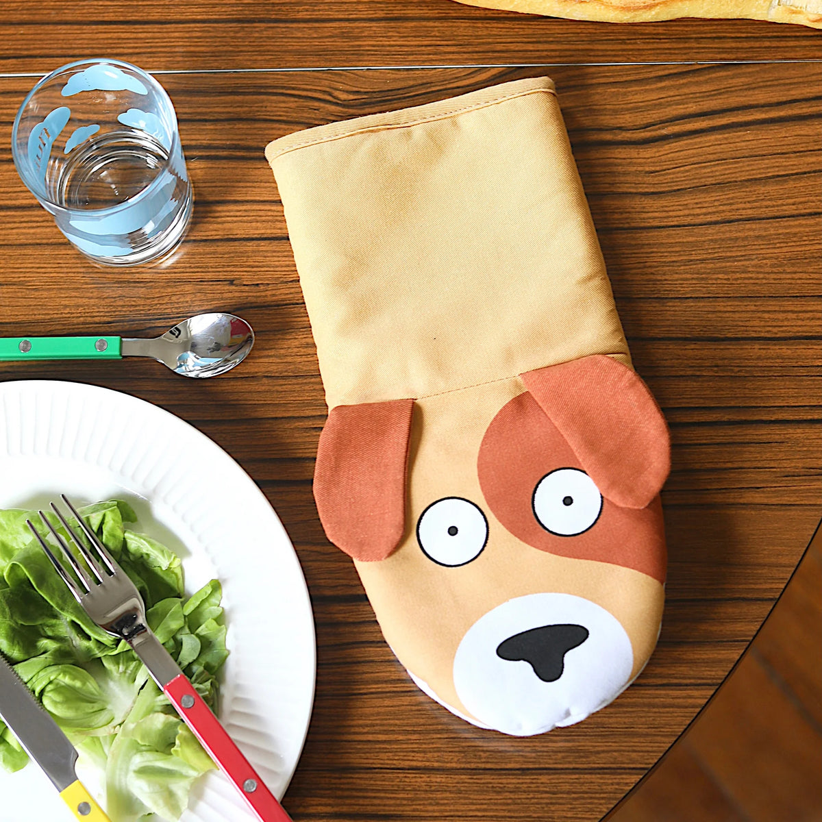 Gant de cuisine marionnette chien posé sur une table