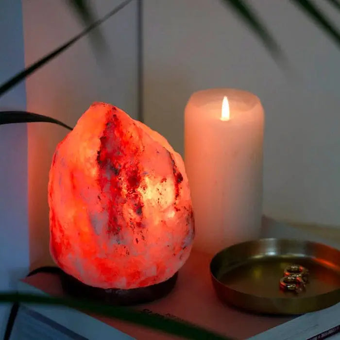 Lampe en sel de l’Himalaya allumée comme idée cadeau décoration chaleureuse