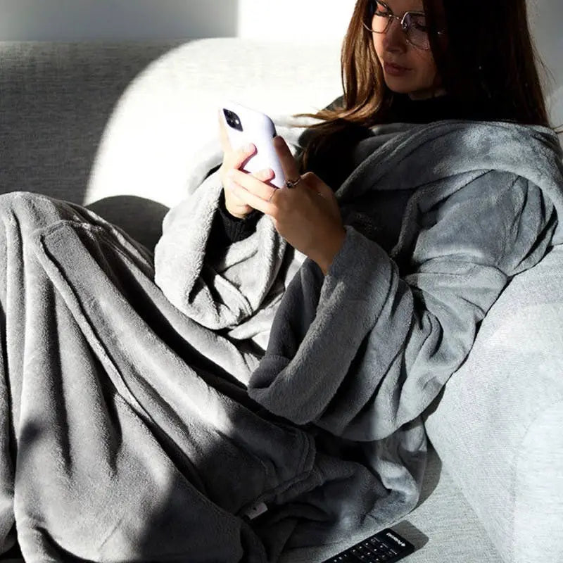 Plaid à manches gris confortable pour soirée cocooning en amoureux