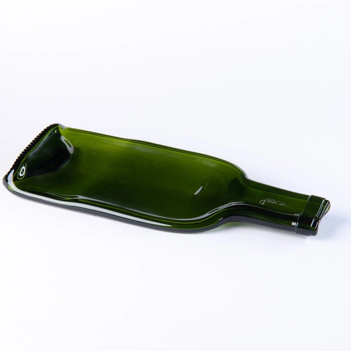 Plateau apéritif vert fabriqué à partir d'une bouteille de vin aplatie