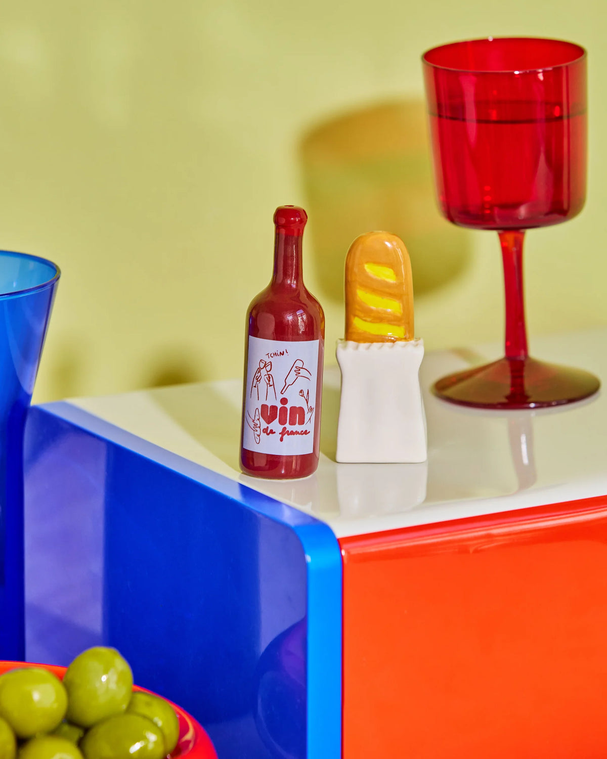 Salière et poivrière en céramique en forme de baguette et bouteille de vin